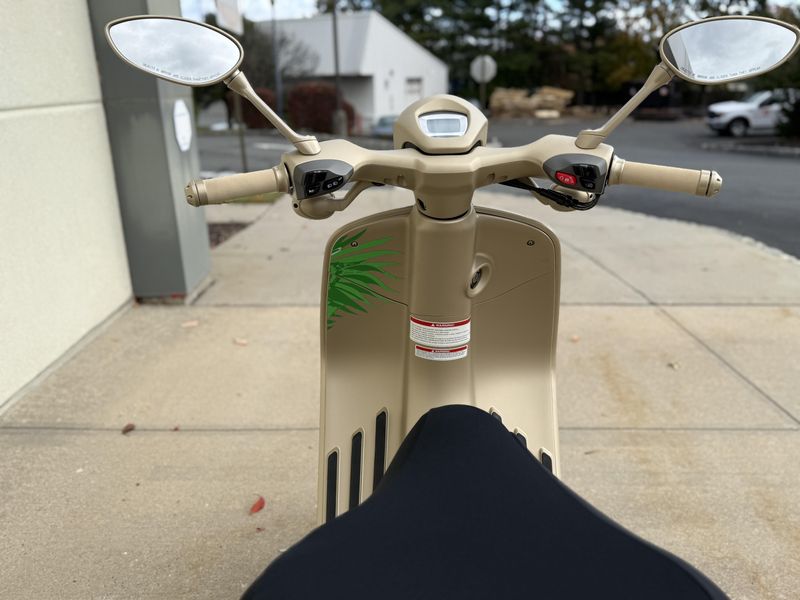 2024 Vespa 946 DragonImage 7