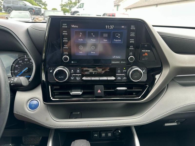 2021 Toyota Highlander XLE photo 7