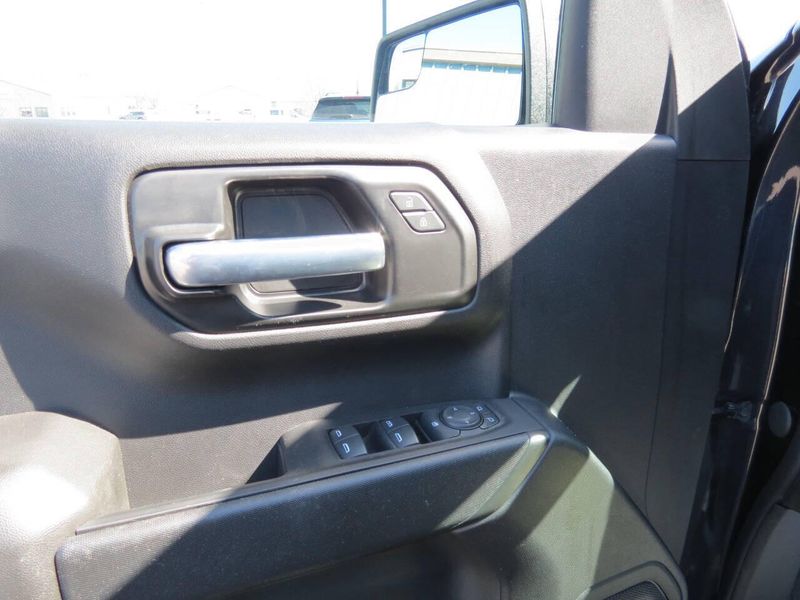 2022 Chevrolet Silverado 1500 Custom 4x4 4dr Crew Cab 5.8 ft. SBImage 9