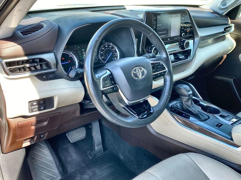 2021 Toyota Highlander LimitedImage 11