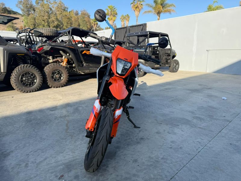New 2025 KTM 390 SMC R Image 4