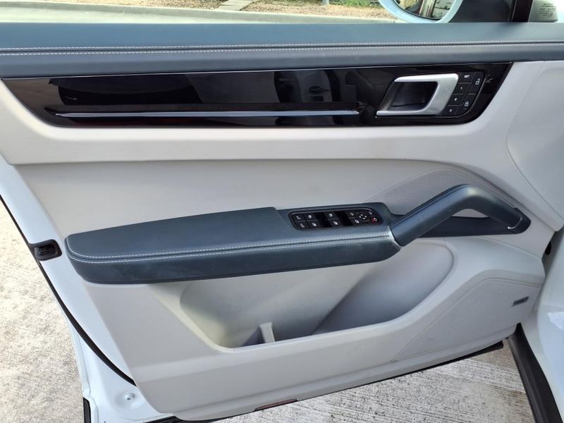 Used 2022 Porsche Cayenne Coupe BaseImage 18