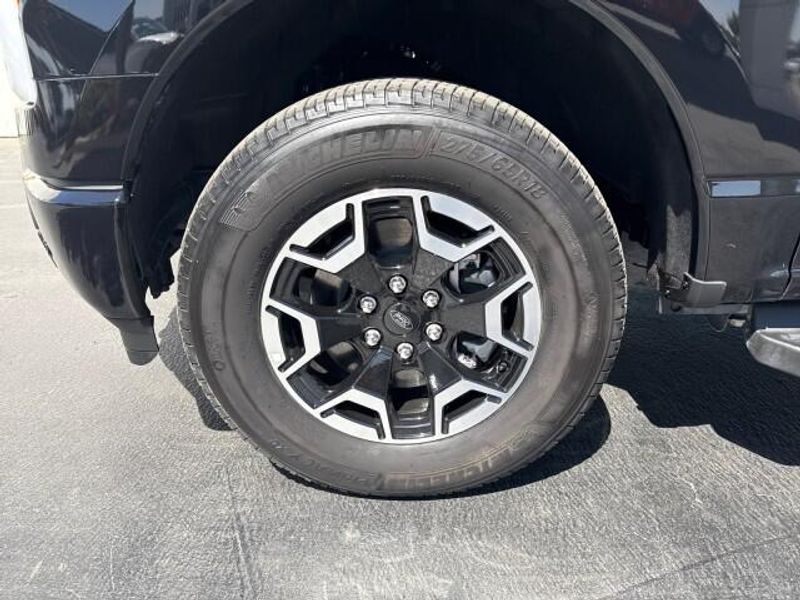 2023 Ford F-150 Lightning XLT photo 23