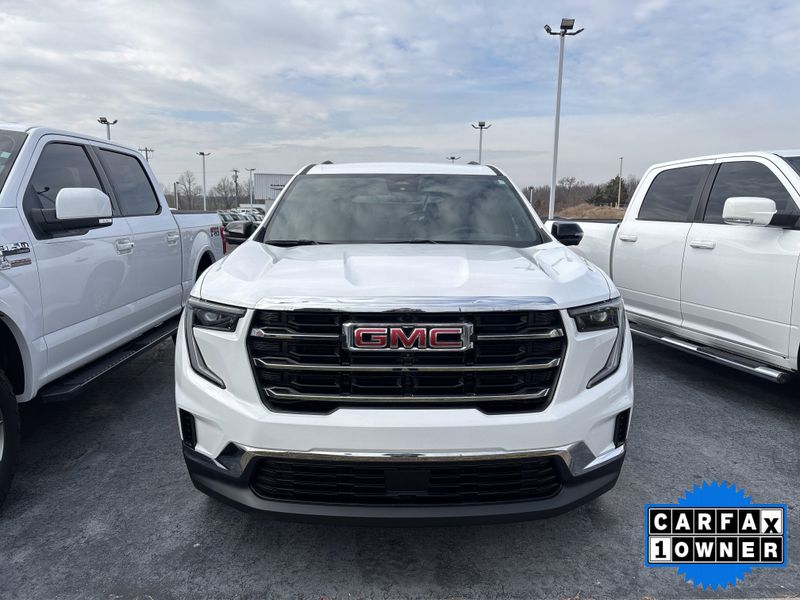Used 2025 GMC Acadia FWD ElevationImage 2