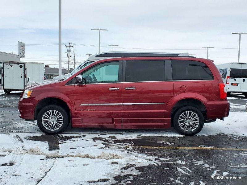 2016 Chrysler Town & Country Touring-LImage 8