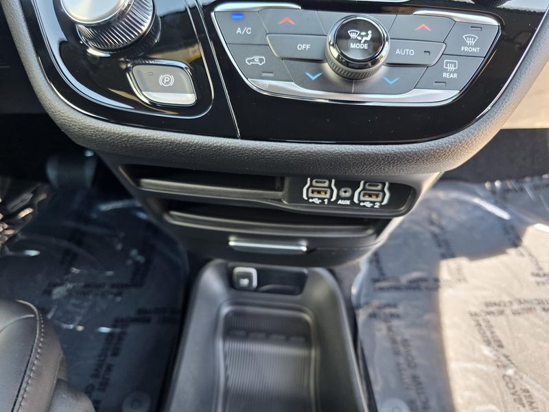 New 2025 Chrysler Pacifica SelectImage 25