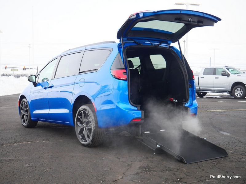 New 2026 Chrysler Pacifica Select