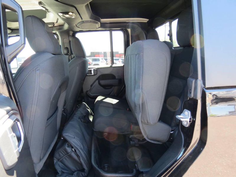 2023 Jeep Gladiator Rubicon 4x4 4dr Crew Cab 5.0 ft. SBImage 28