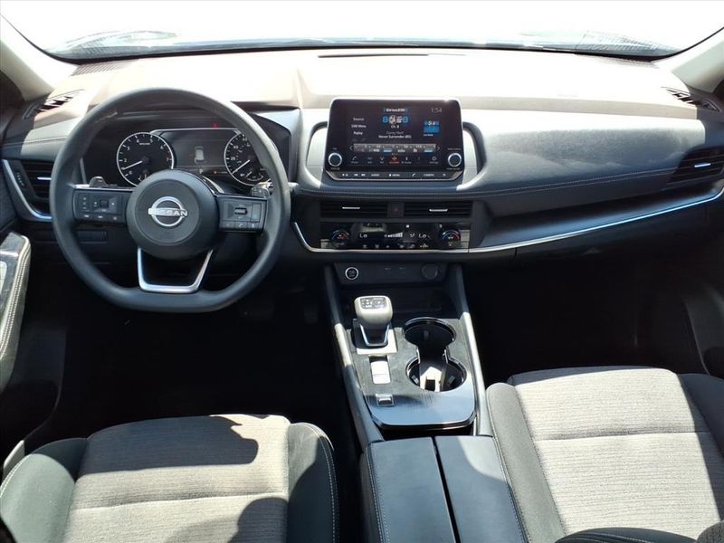 Used 2023 Nissan Rogue SVImage 4