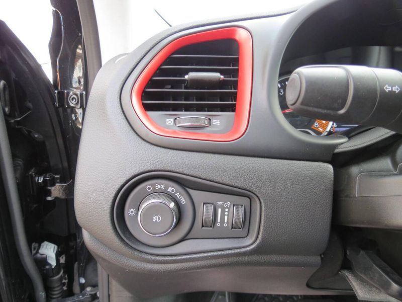 2023 Jeep Renegade Trailhawk 4x4 4dr SUVImage 13