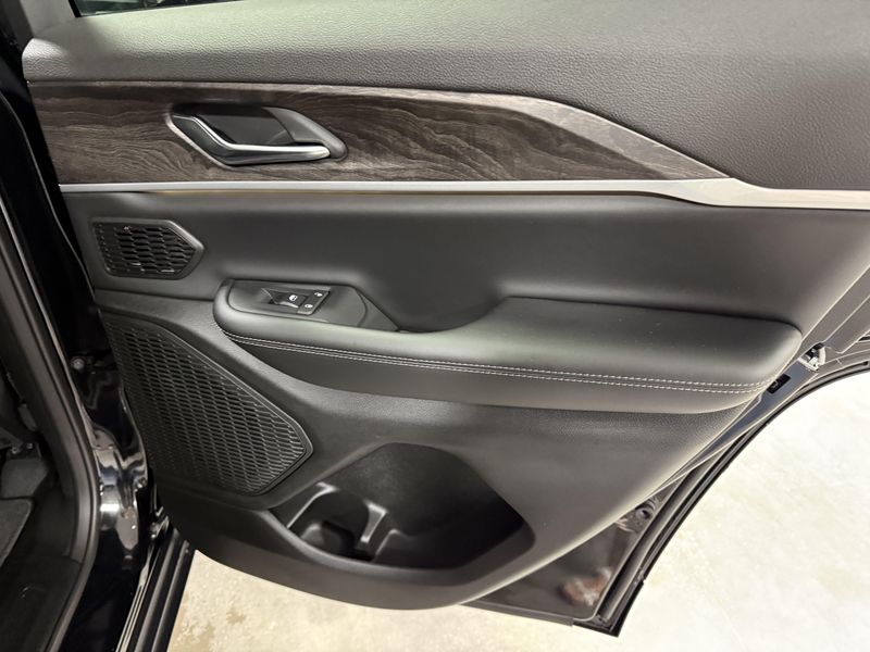 New 2027 Jeep Grand Cherokee Limited 4x4Image 9