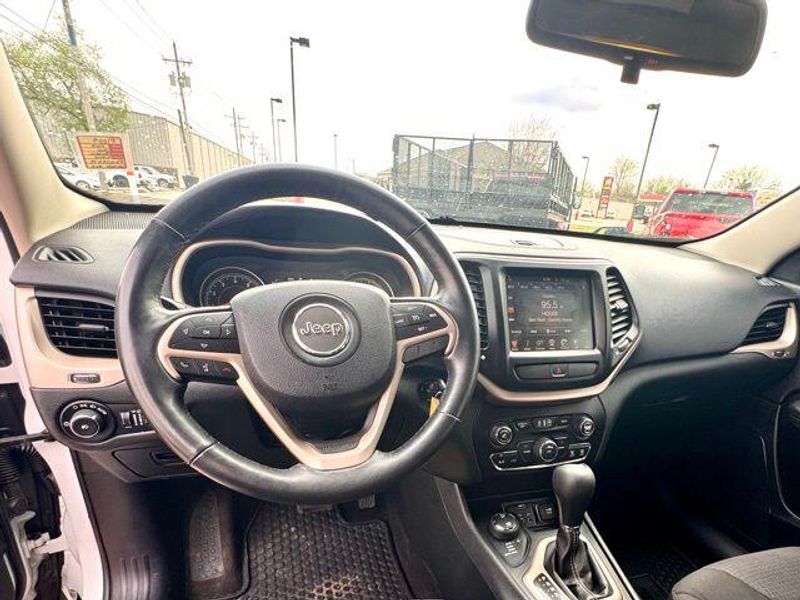 Used 2015 Jeep Cherokee LatitudeImage 9