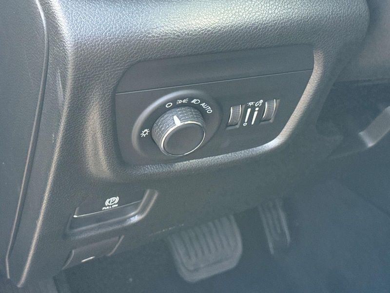New 2026 Jeep Grand Cherokee Laredo 4x2