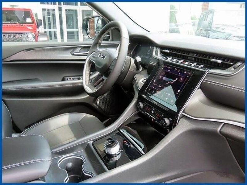 New 2025 Jeep Grand Cherokee Altitude XImage 8