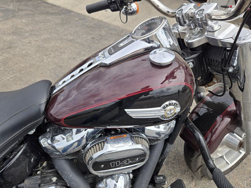 USED 2022 HARLEY SOFT TAIL FAT BOY 114 MIDNIGHT CRIMSON AND VIVID BLACK Image 10