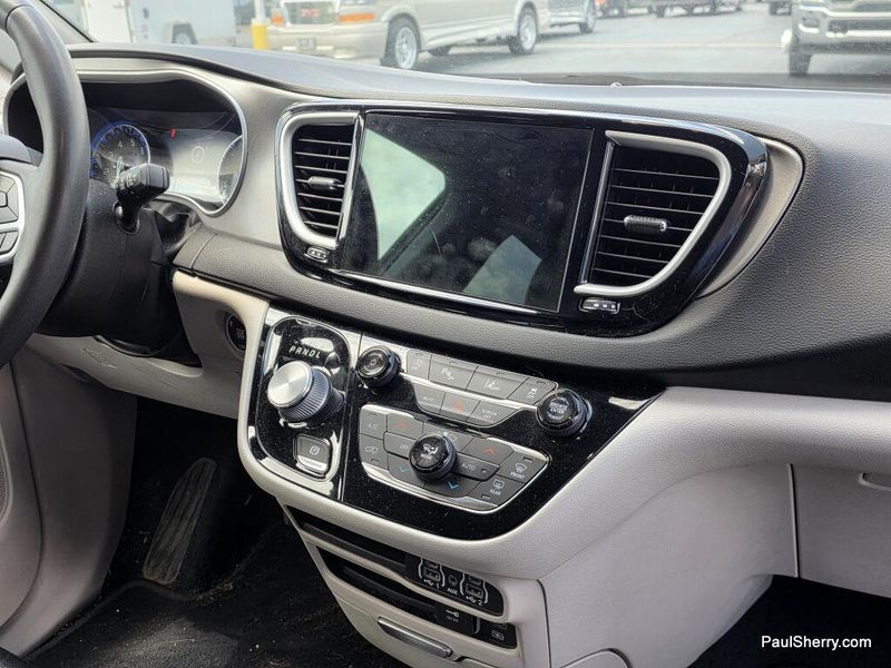 Used 2022 Chrysler Pacifica Touring L