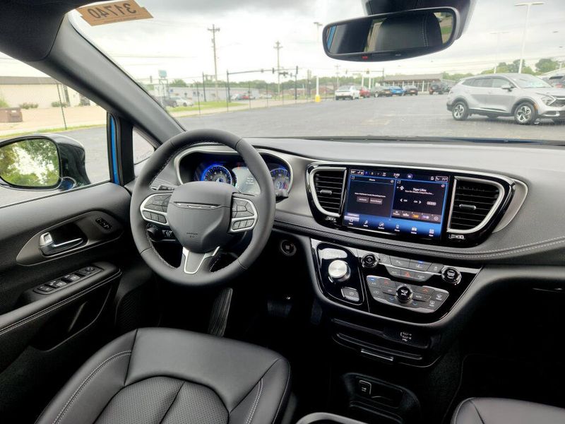 New 2027 Chrysler Pacifica Select