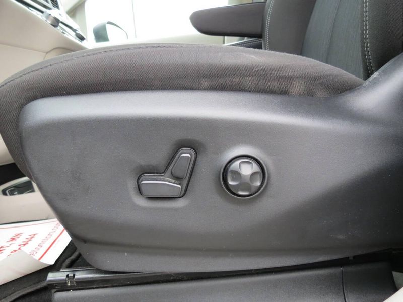 2023 Chrysler Voyager LX 4dr Mini VanImage 11