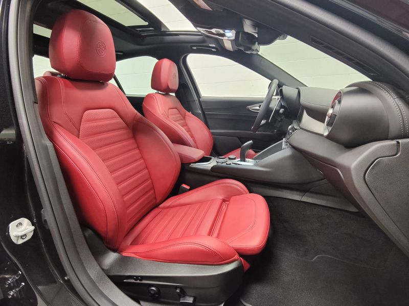 2024 Alfa Romeo Giulia Veloce Premium Q4 AWD w/Sunroof/NavImage 4