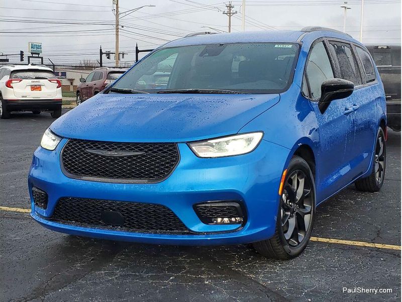 New 2026 Chrysler Pacifica Select