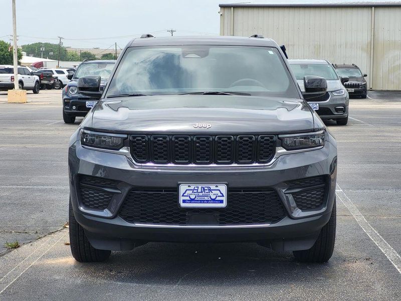 2025 Jeep Grand Cherokee LaredoImage 2