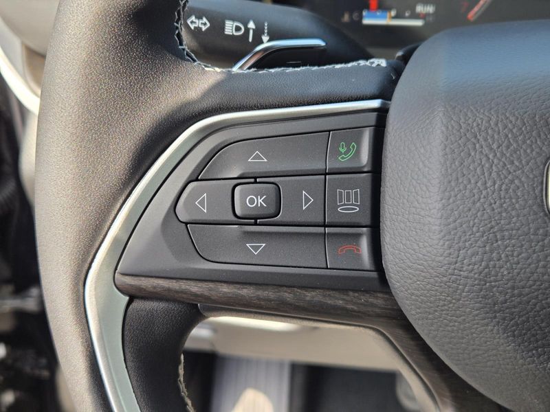 New 2026 Jeep Grand Cherokee Laredo Altitude 4x2