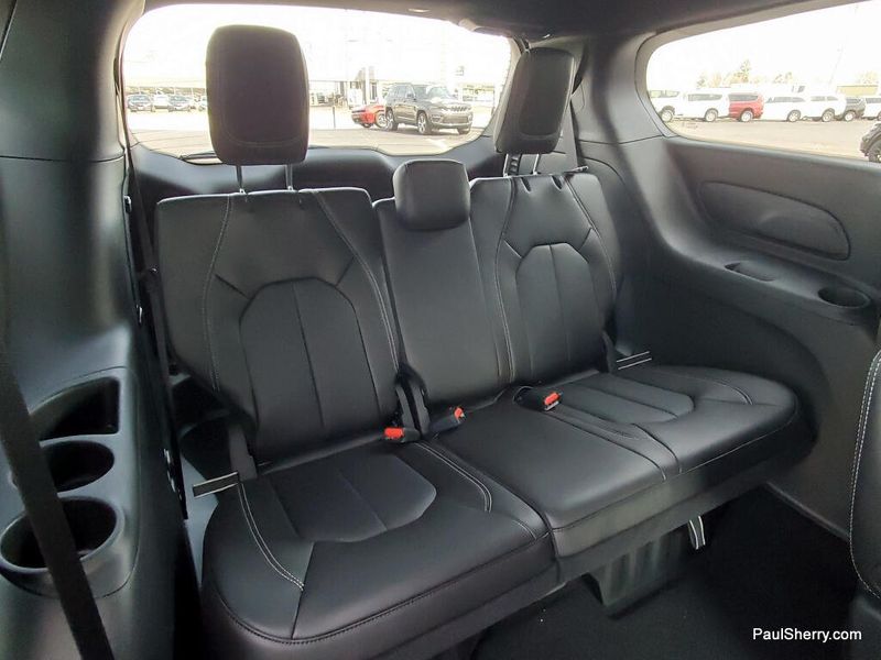 New 2026 Chrysler Pacifica Select