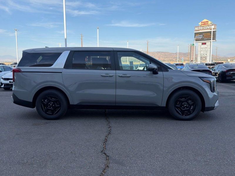 New 2027 Kia Carnival LXImage 8