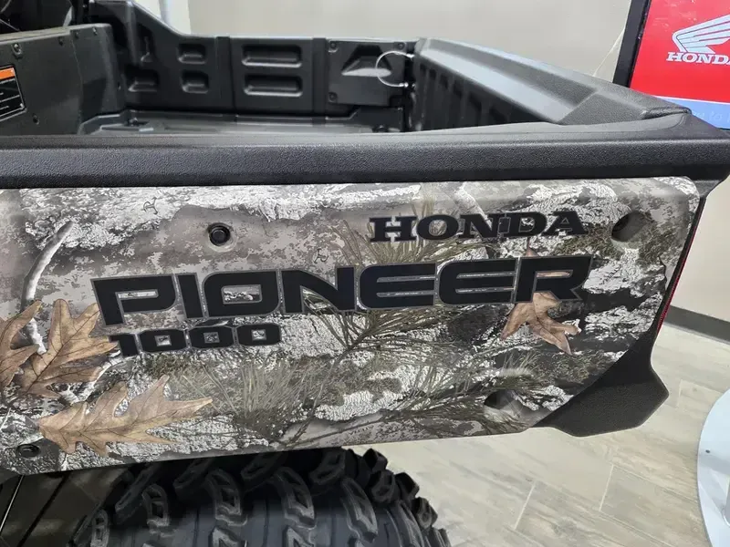 2025 Honda PIONEER 10006 CREW DELUXE Image 13