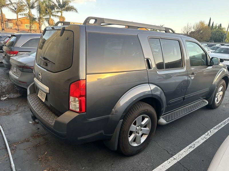 2012 Nissan Pathfinder SVImage 2