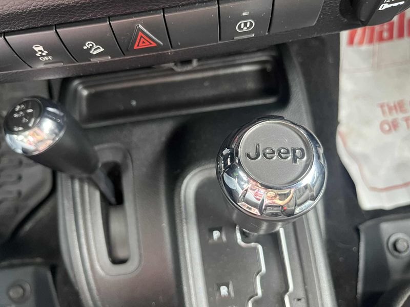Used 2016 Jeep Wrangler Unlimited Image 4