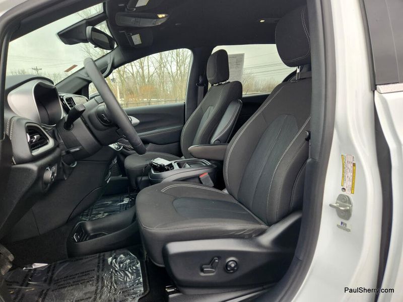 Used 2024 Chrysler Pacifica Touring