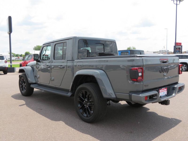 Used 2022 Jeep Gladiator High Altitude 4x4 4dr Crew Cab 5.0 ft. SBImage 4