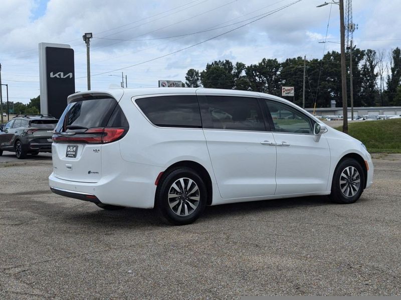 2022 Chrysler Pacifica Hybrid Touring LImage 3