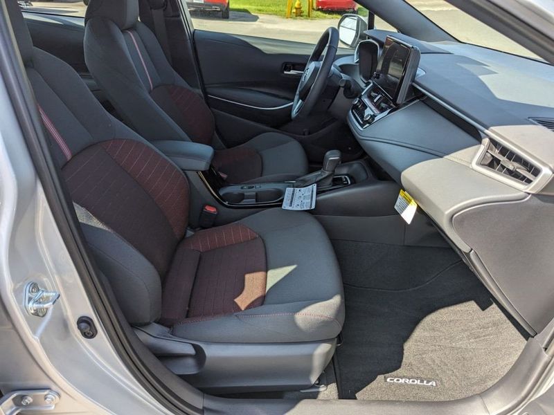 2023 Toyota Corolla SE in a Classic Silver Metallic exterior color and Black/Redinterior. Johnson Dodge 601-693-6343 pixelmotiondemo.com 