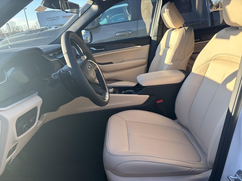 New 2025 Jeep Grand Cherokee L Limited 4x4Image 28