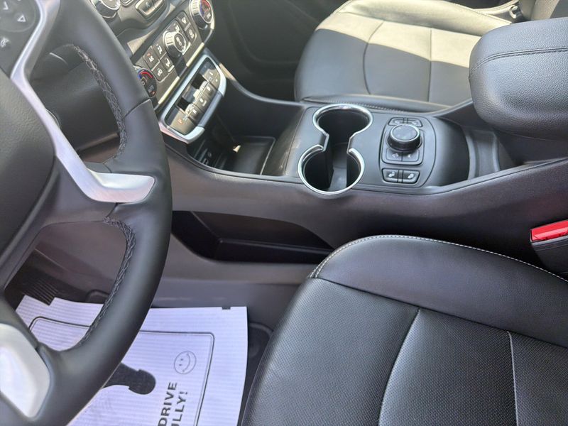 Used 2024 GMC Terrain SLTImage 51