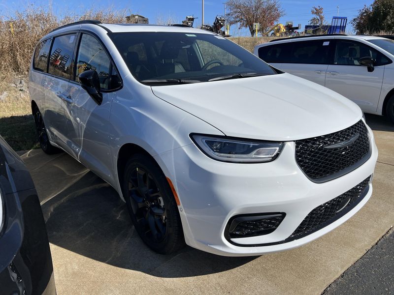 New 2026 Chrysler Pacifica LimitedImage 3