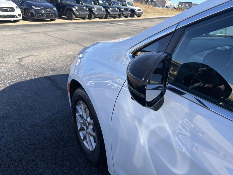 Used 2025 Chrysler Pacifica SelectImage 10