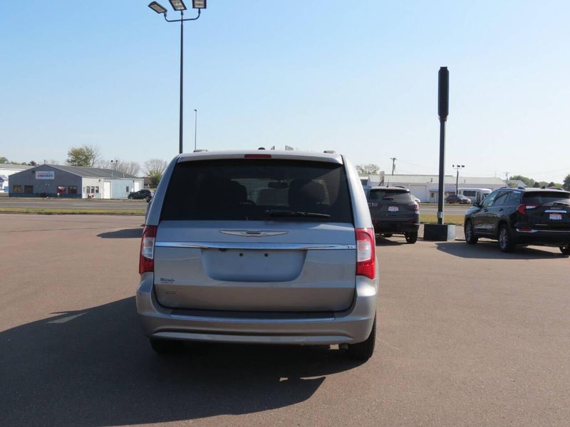 Used 2014 Chrysler Town & Country Touring 4dr Mini VanImage 3