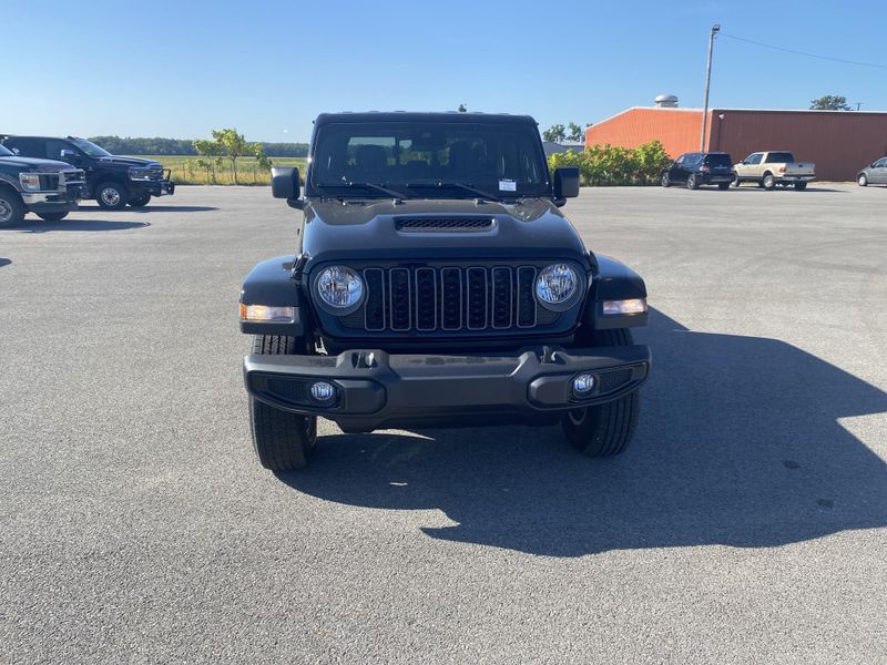 2025 Jeep Gladiator Sport S photo 2