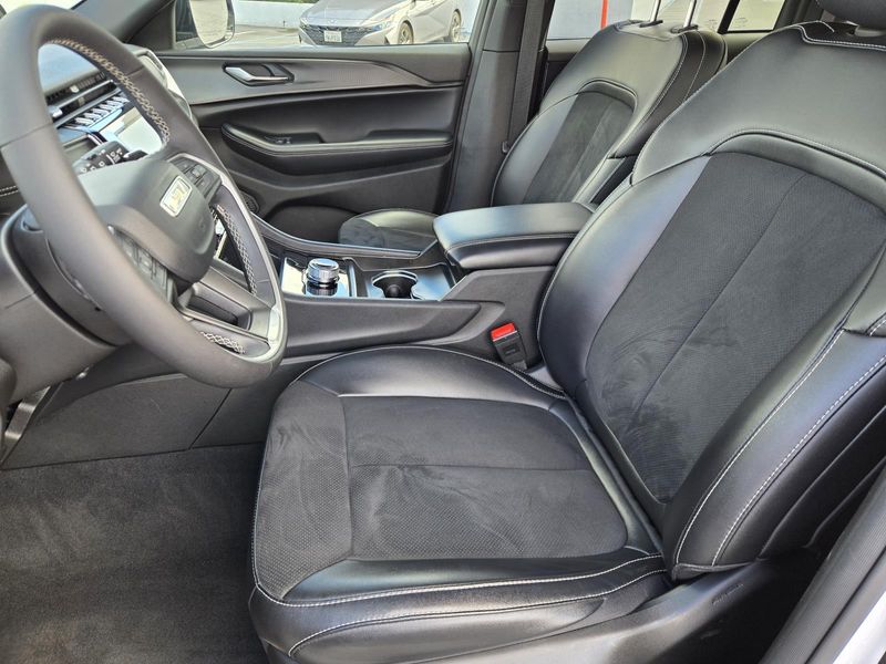 Used 2024 Jeep Grand Cherokee Altitude X 4x4