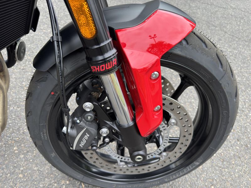 2025 Triumph Trident 660 - DIABLO RED - SAPPHIRE BLACK 