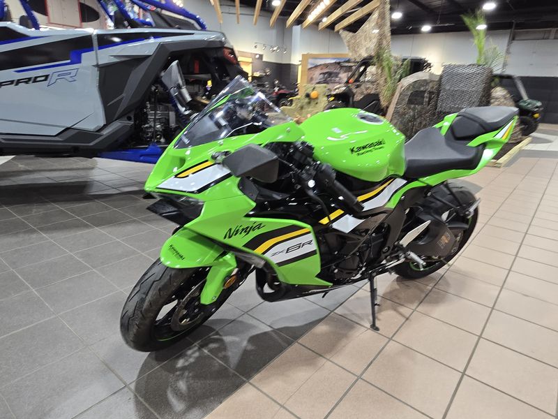 USED 2025 KAWASAKI NINJA ZX6R KRT EDITION LIME GREEN AND EBONY AND PEARL BLIZZARD WHITE Image 3
