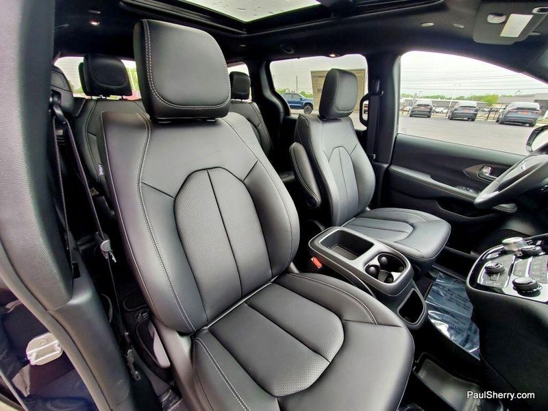 2025 Chrysler Pacifica SelectImage 2
