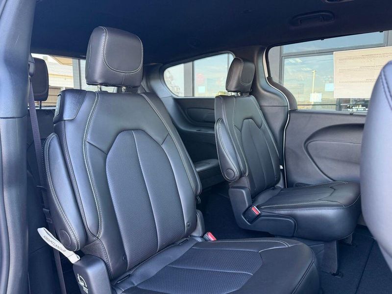 New 2027 Chrysler Pacifica LXImage 17