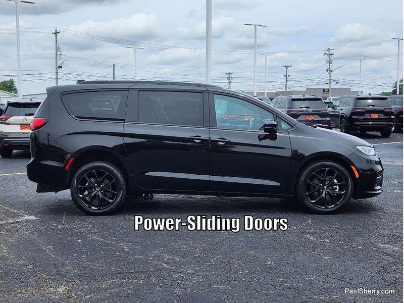 New 2026 Chrysler Pacifica Select