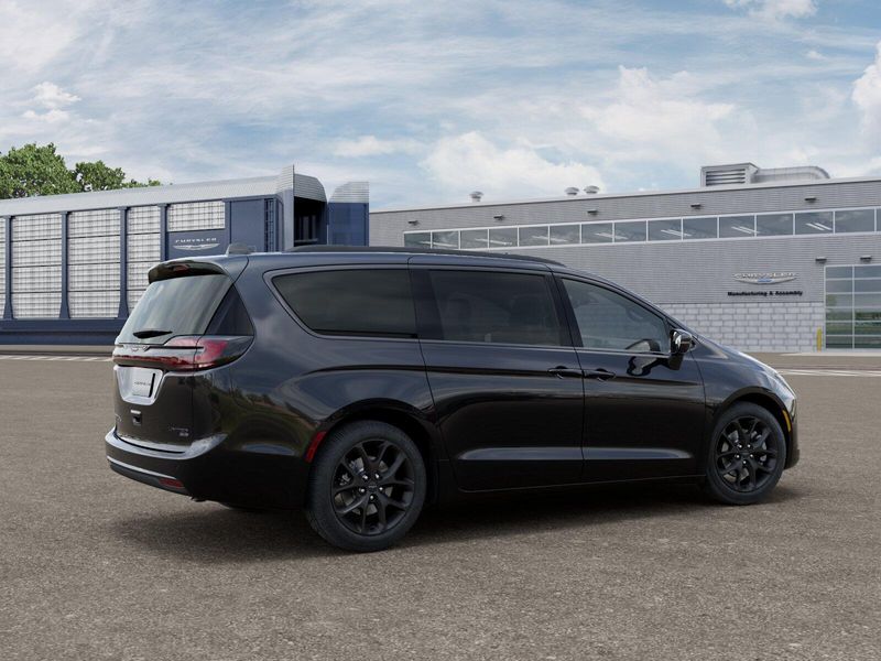 New 2027 Chrysler Pacifica Limited Awd