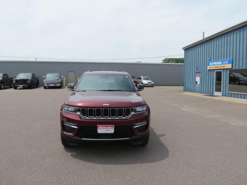 Used 2025 Jeep Grand Cherokee Limited 4x4 4dr SUVImage 3