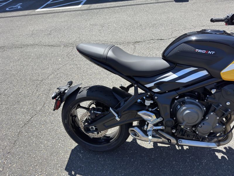2025 Triumph Trident 660 - COSMIC YELLOW - SAPPHIRE BLACK 